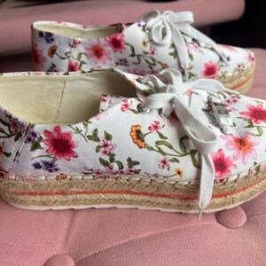 Like new!! Beautiful shoe!! Guess platform shoe women’s size 7 1/2